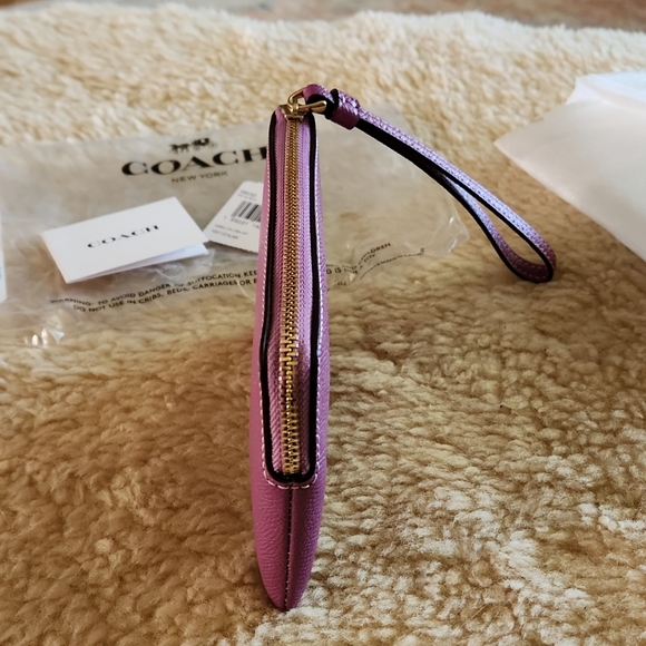 Gorgeous NWT Coach Lilac Berry Leather Corner Zip Wristlet 🩷💜 - Picture 5 of 13